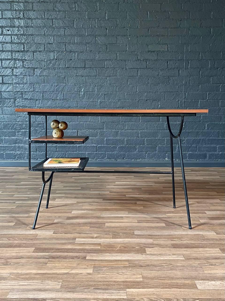 Metà XX secolo Appena rifinito - Scrivania moderna di metà secolo con piano flottante in ferro e noce in vendita