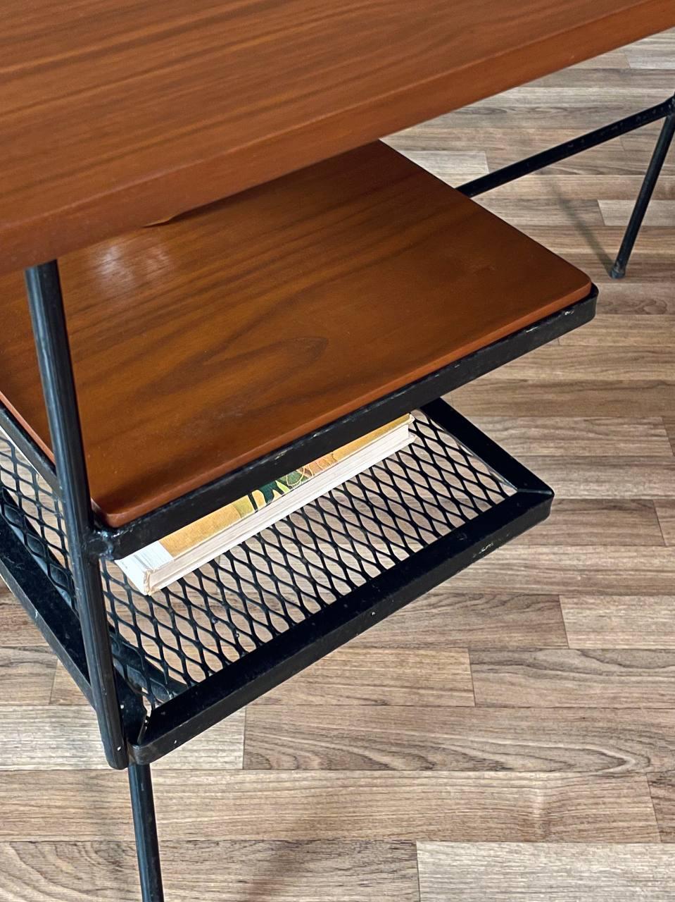 Ferro Appena rifinito - Scrivania moderna di metà secolo con piano flottante in ferro e noce in vendita