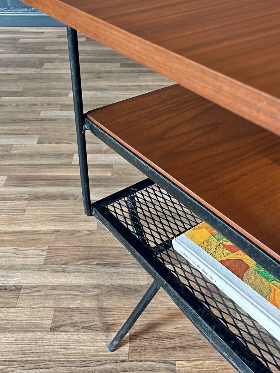 Appena rifinito - Scrivania moderna di metà secolo con piano flottante in ferro e noce in vendita 1