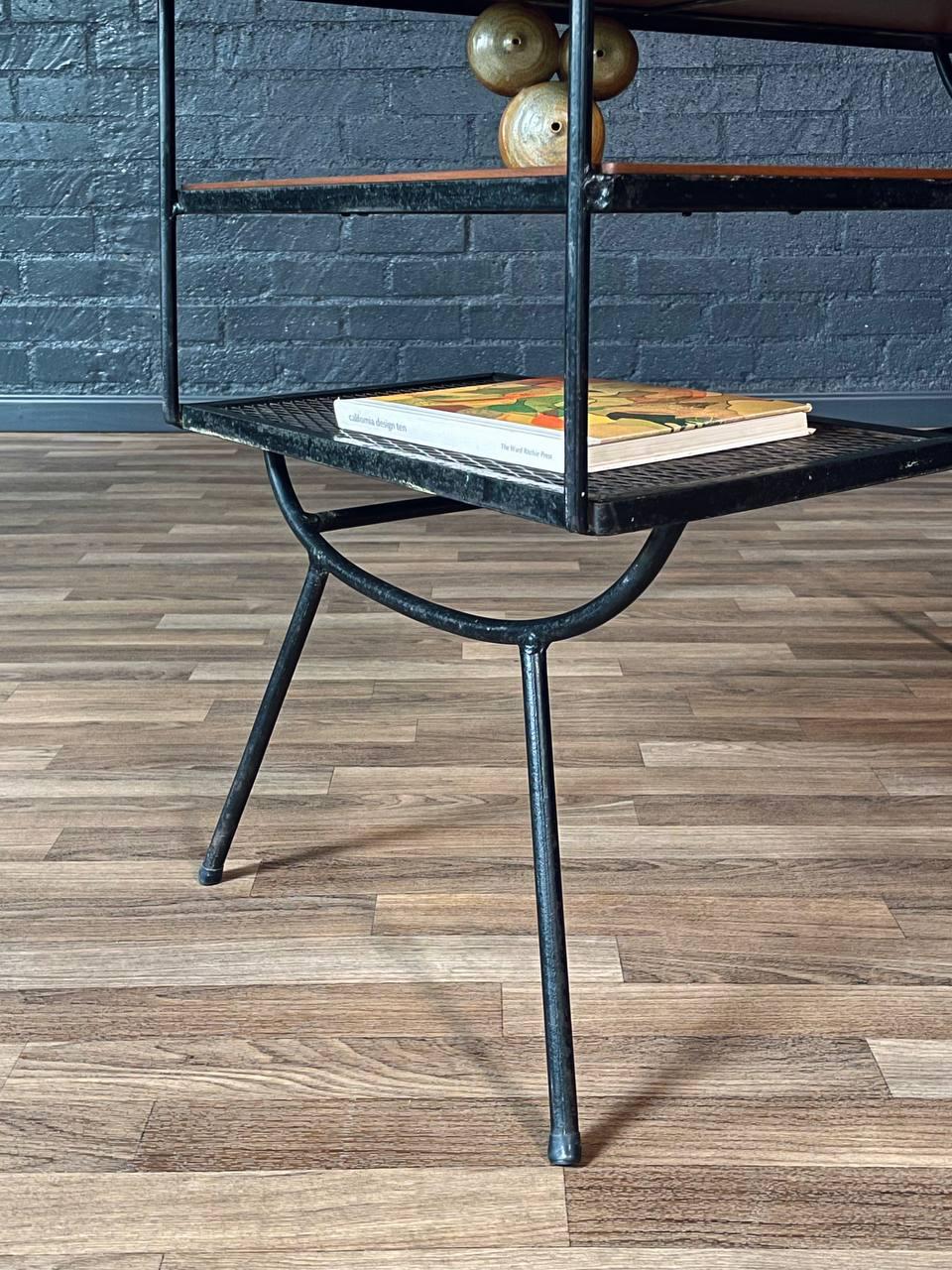 Appena rifinito - Scrivania moderna di metà secolo con piano flottante in ferro e noce in vendita 2