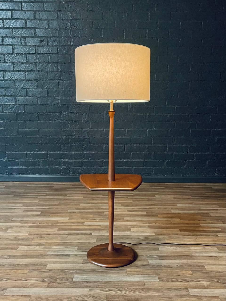 Condition: Expertly Refinished, Newly Rewired, New Linen Shade 

With over 15 years of experience, our workshop has followed a careful process of restoration, showcasing our passion and creativity for vintage designs that can seamlessly be