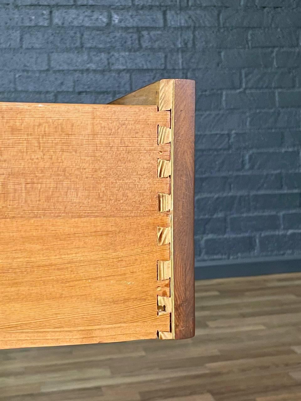 Nouvellement repeint - Buffet haut géométrique moderne du milieu du siècle en vente 3