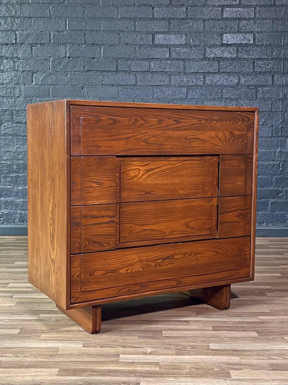 Condit : Refini par un expert 

Avec plus de 15 ans d'expérience, notre atelier a suivi un processus de restauration minutieux, mettant en valeur notre passion et notre créativité pour les designs vintage qui peuvent s'intégrer de manière