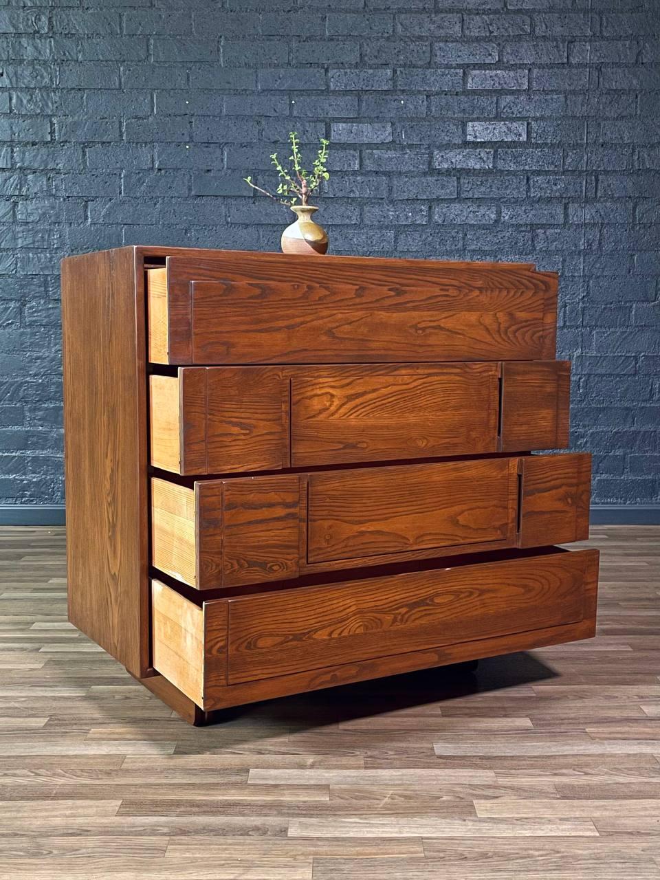 Mid-Century Modern Nouvellement repeint - Buffet haut géométrique moderne du milieu du siècle en vente