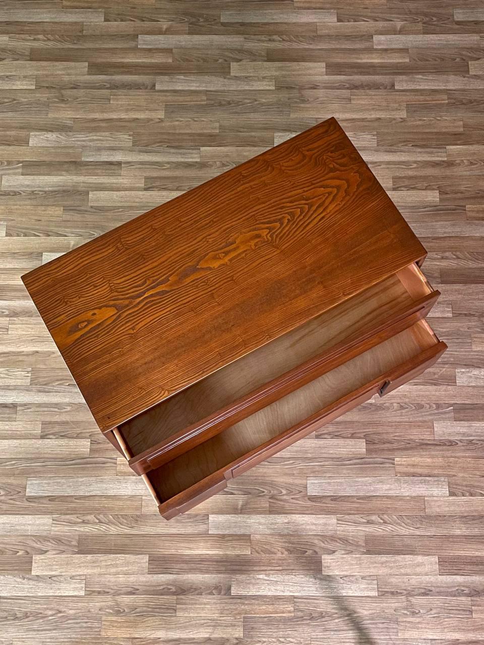 Nouvellement repeint - Buffet haut géométrique moderne du milieu du siècle Excellent état - En vente à Los Angeles, CA