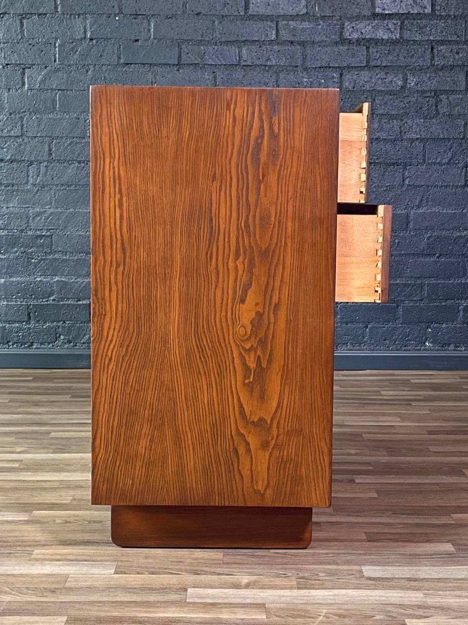 Milieu du XXe siècle Nouvellement repeint - Buffet haut géométrique moderne du milieu du siècle en vente