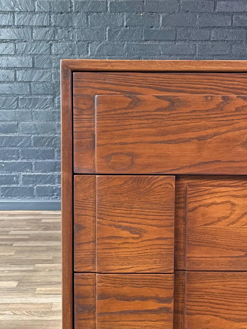 Chêne Nouvellement repeint - Buffet haut géométrique moderne du milieu du siècle en vente