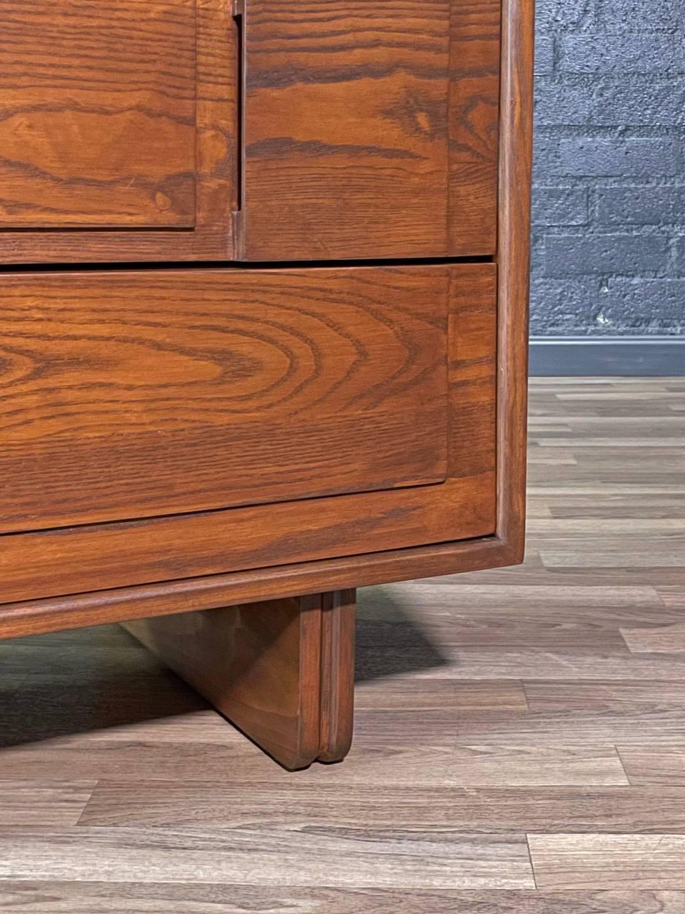 Nouvellement repeint - Buffet haut géométrique moderne du milieu du siècle en vente 1