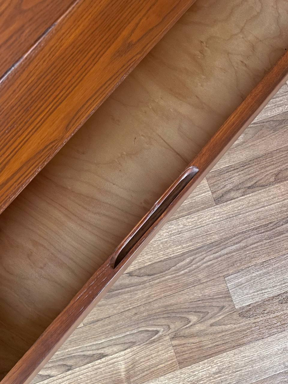 Nouvellement repeint - Buffet haut géométrique moderne du milieu du siècle en vente 2