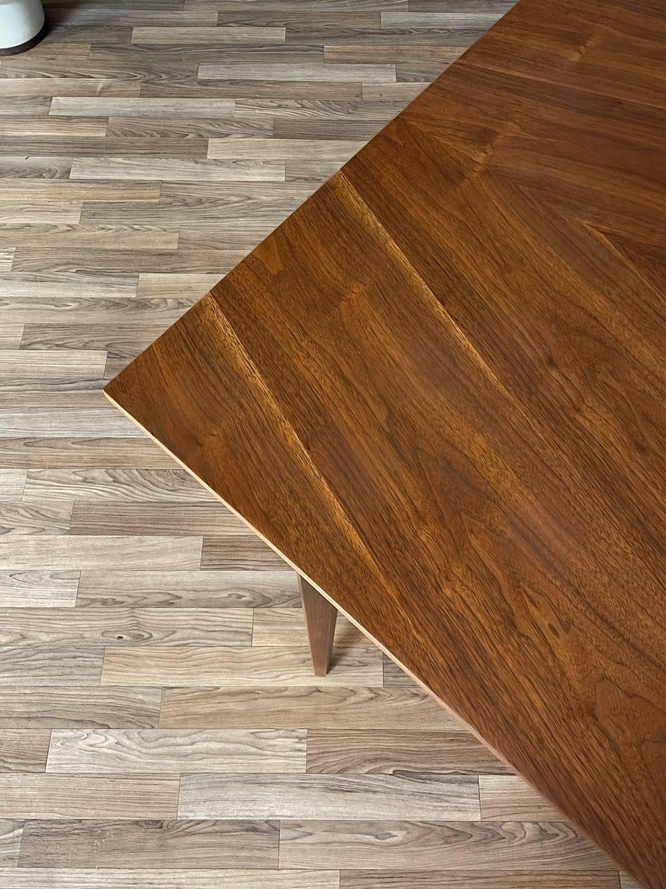 Table de salle à manger Harlequin moderne du milieu du siècle dernier, récemment restaurée par Merton Gerhun en vente 3