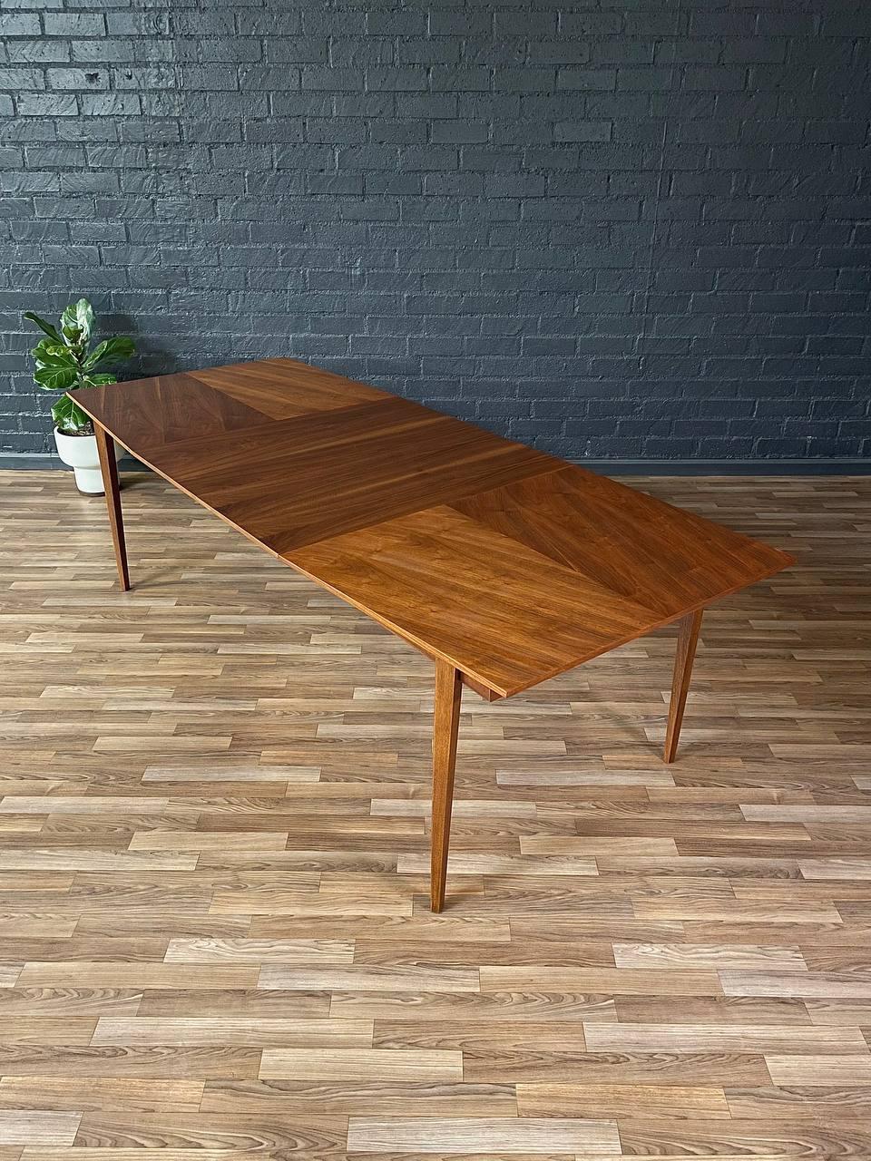 Mid-Century Modern Table de salle à manger Harlequin moderne du milieu du siècle dernier, récemment restaurée par Merton Gerhun en vente