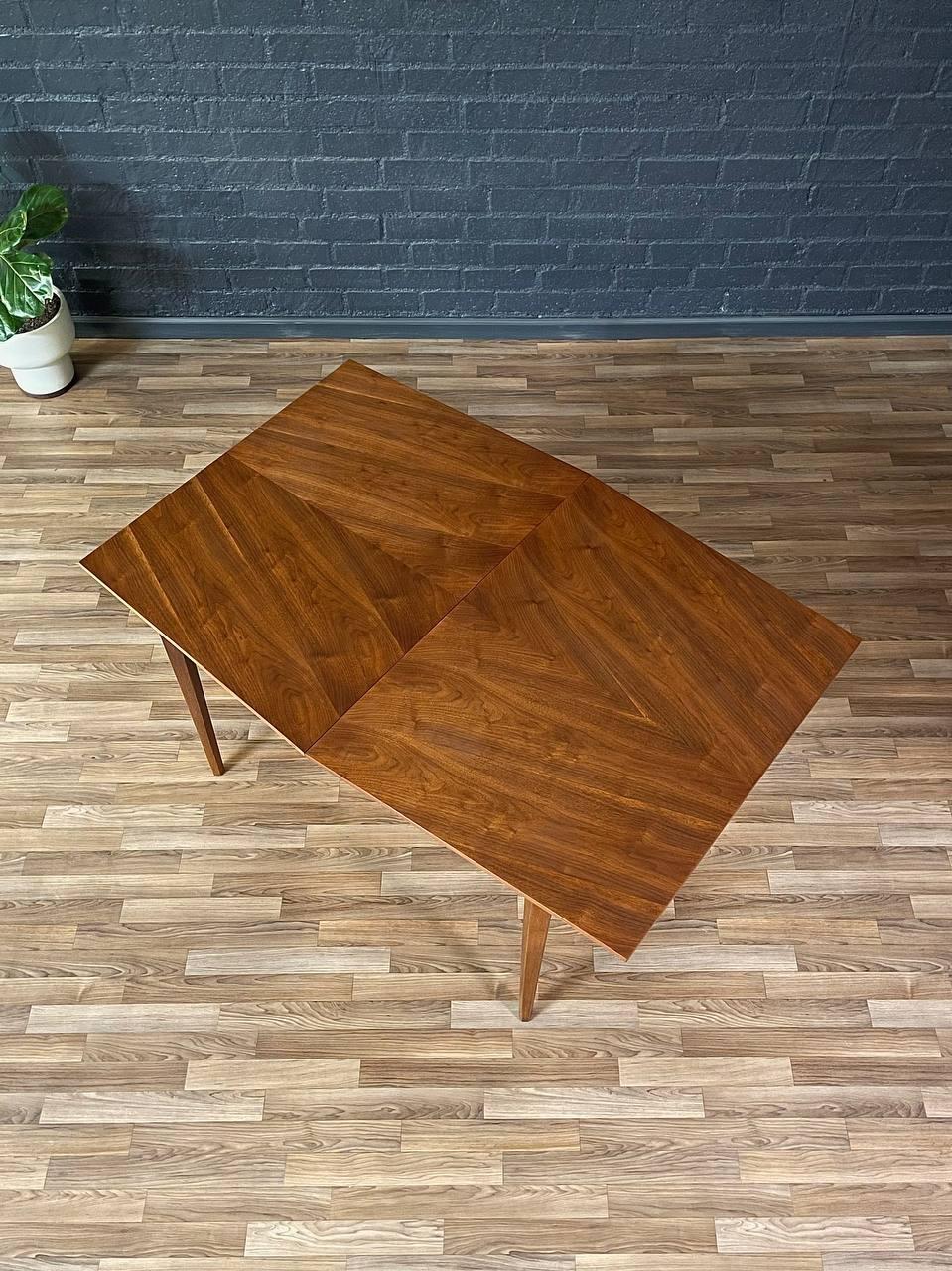 Américain Table de salle à manger Harlequin moderne du milieu du siècle dernier, récemment restaurée par Merton Gerhun en vente