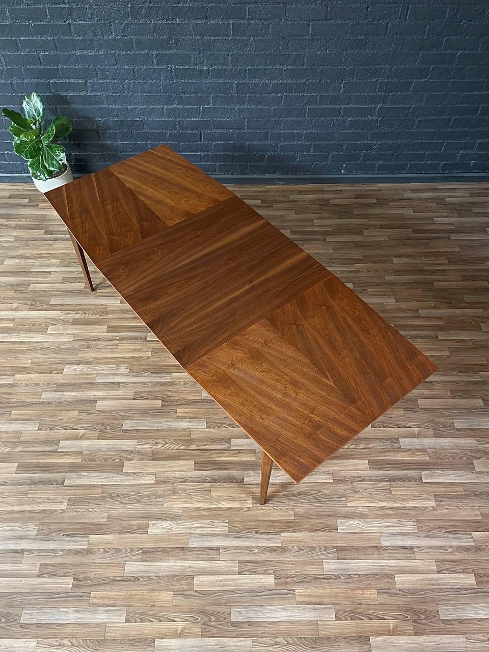 Table de salle à manger Harlequin moderne du milieu du siècle dernier, récemment restaurée par Merton Gerhun Excellent état - En vente à Los Angeles, CA