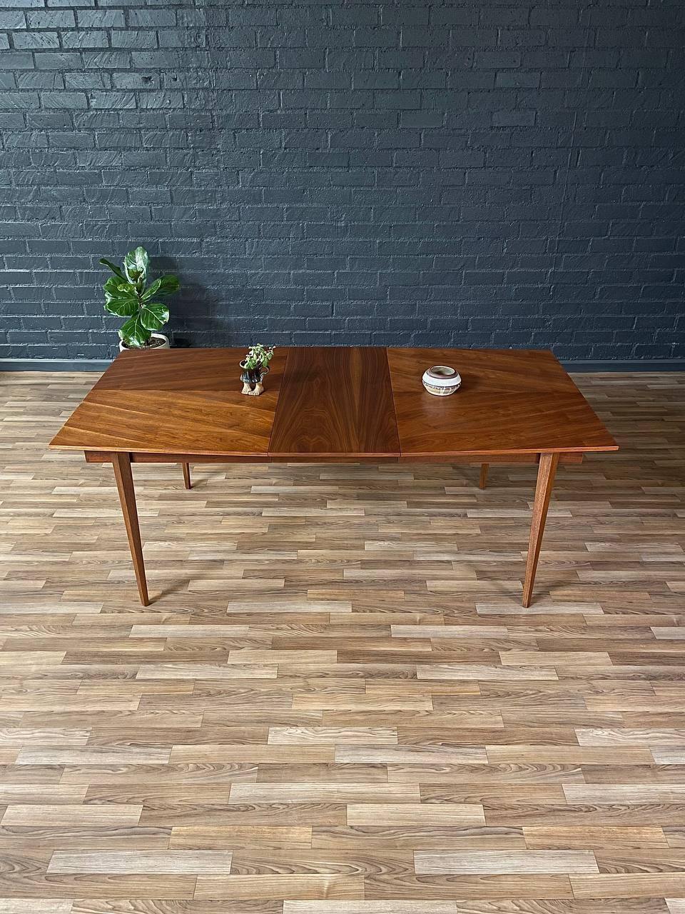 Milieu du XXe siècle Table de salle à manger Harlequin moderne du milieu du siècle dernier, récemment restaurée par Merton Gerhun en vente