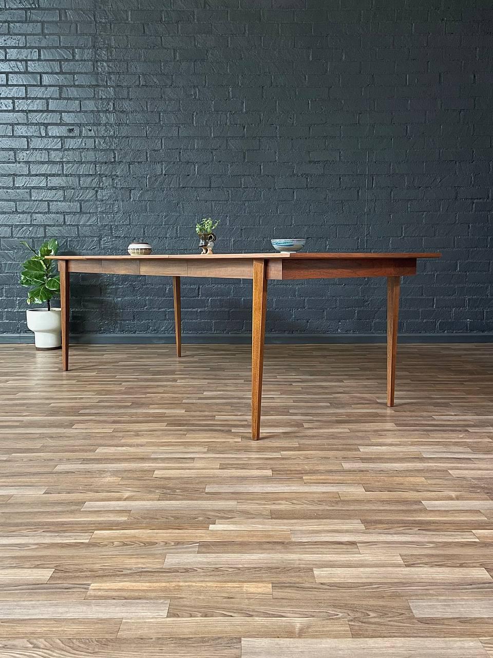Noyer Table de salle à manger Harlequin moderne du milieu du siècle dernier, récemment restaurée par Merton Gerhun en vente
