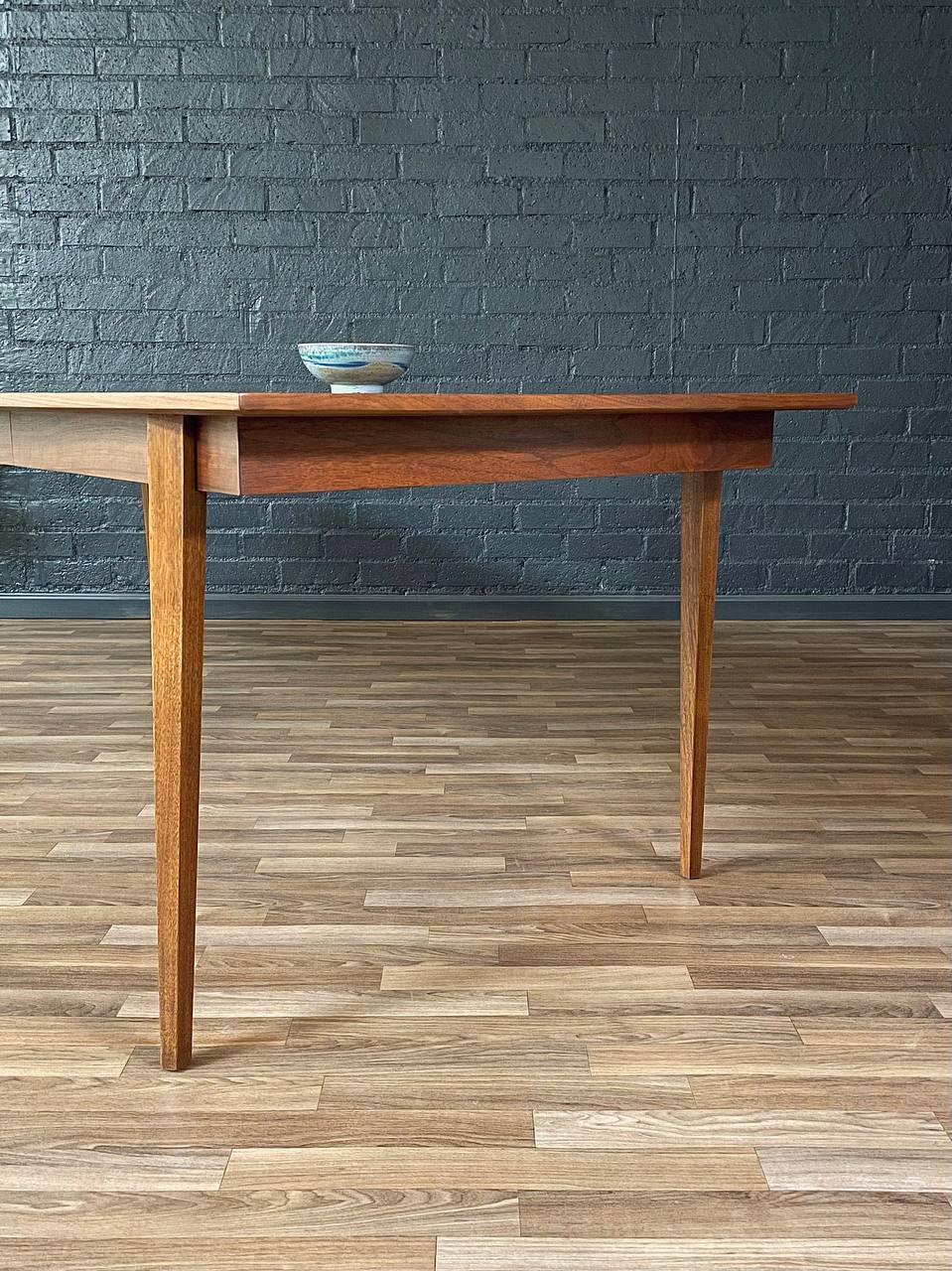 Table de salle à manger Harlequin moderne du milieu du siècle dernier, récemment restaurée par Merton Gerhun en vente 1