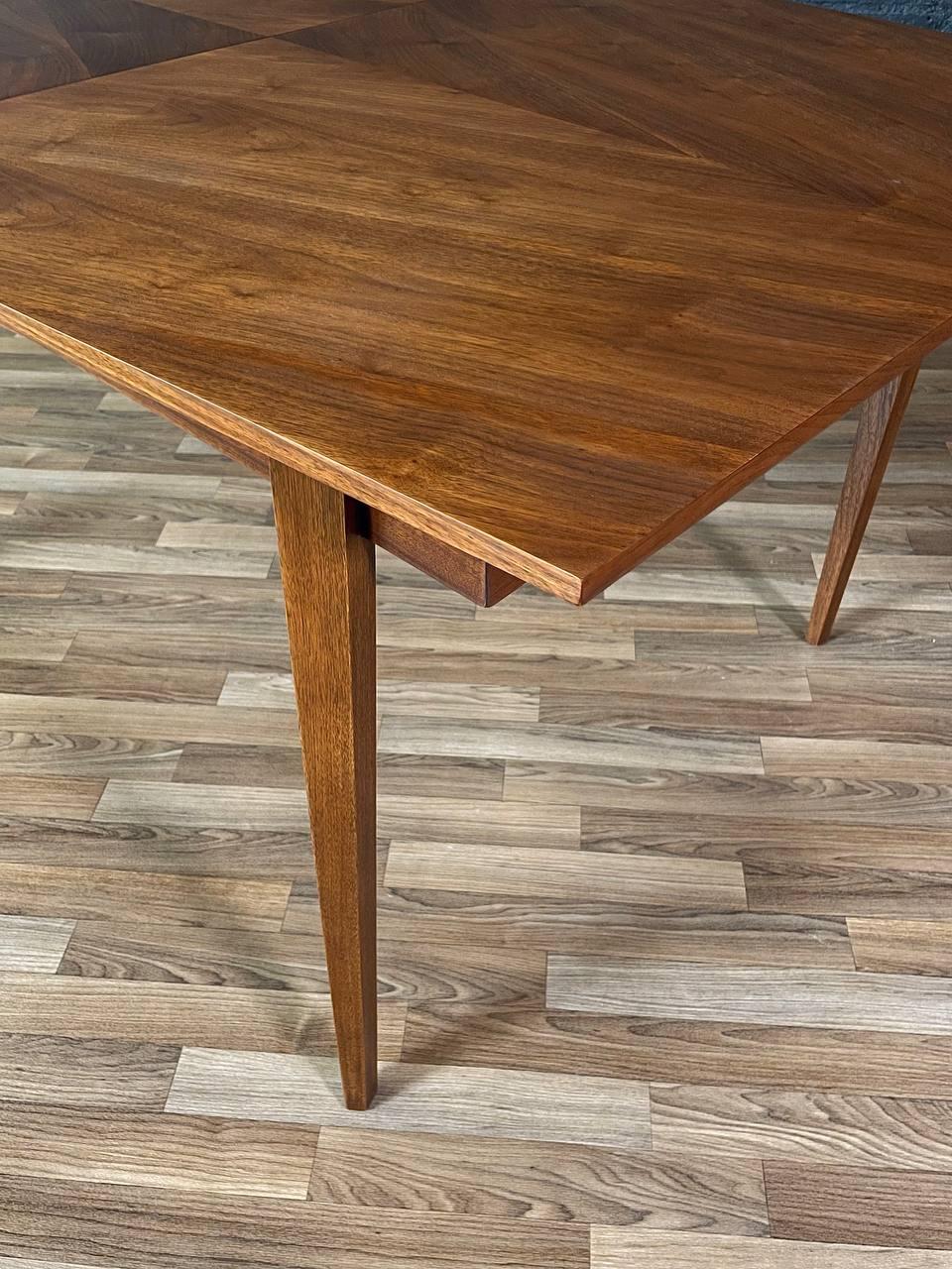 Table de salle à manger Harlequin moderne du milieu du siècle dernier, récemment restaurée par Merton Gerhun en vente 2
