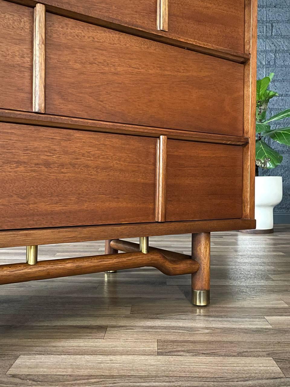 Appena rifinito - Comò Highboy moderno di metà secolo con accenti in ottone in vendita 3