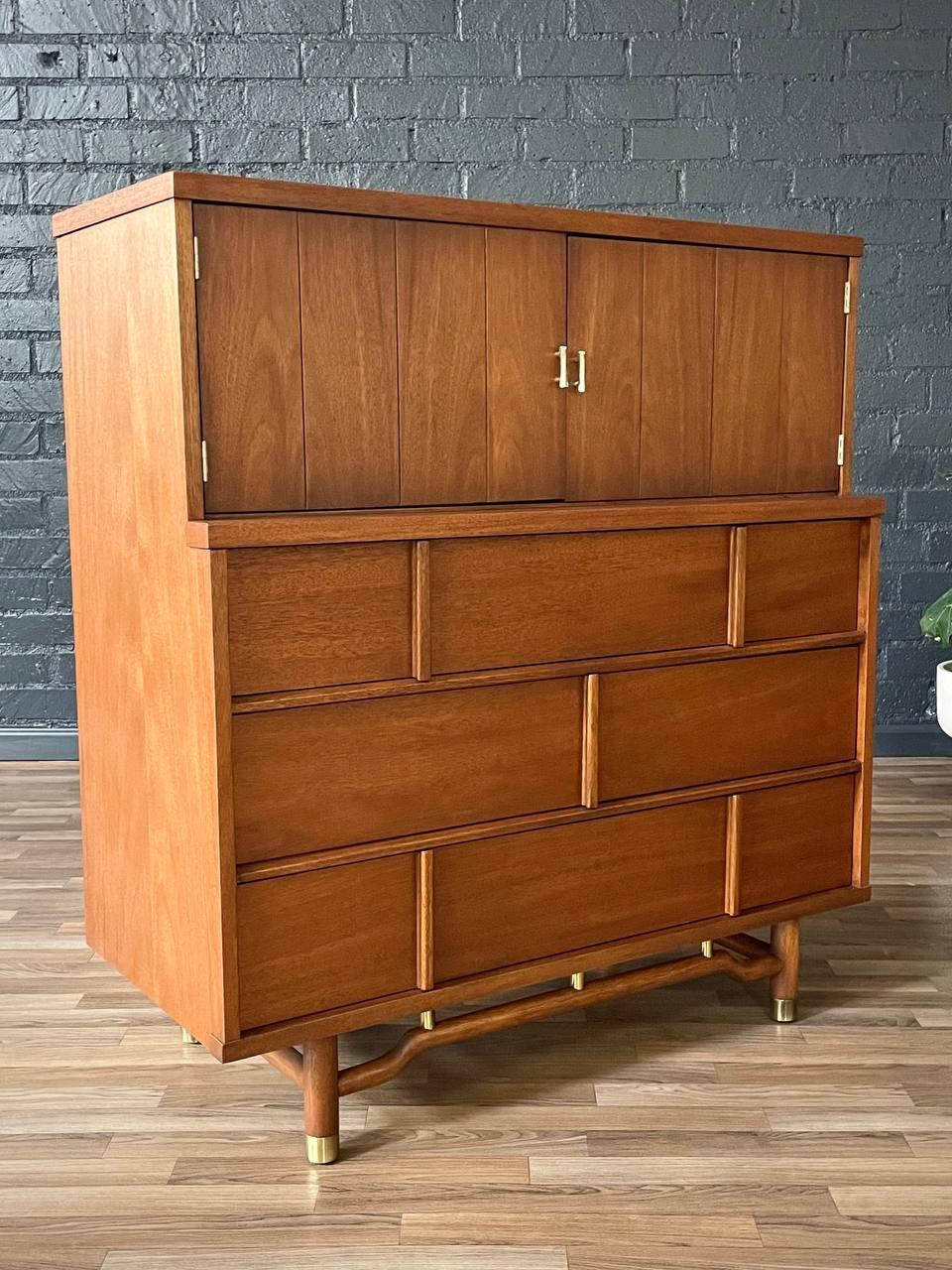 Mid-Century moderno Appena rifinito - Comò Highboy moderno di metà secolo con accenti in ottone in vendita