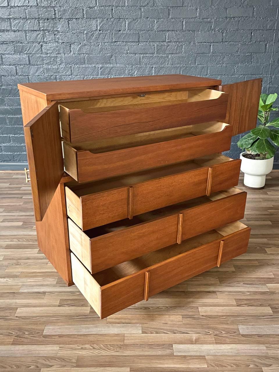Americano Appena rifinito - Comò Highboy moderno di metà secolo con accenti in ottone in vendita