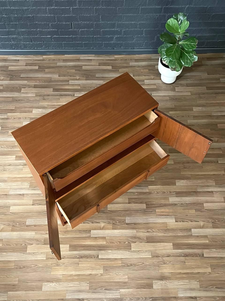 Appena rifinito - Comò Highboy moderno di metà secolo con accenti in ottone In condizioni ottime in vendita a Los Angeles, CA