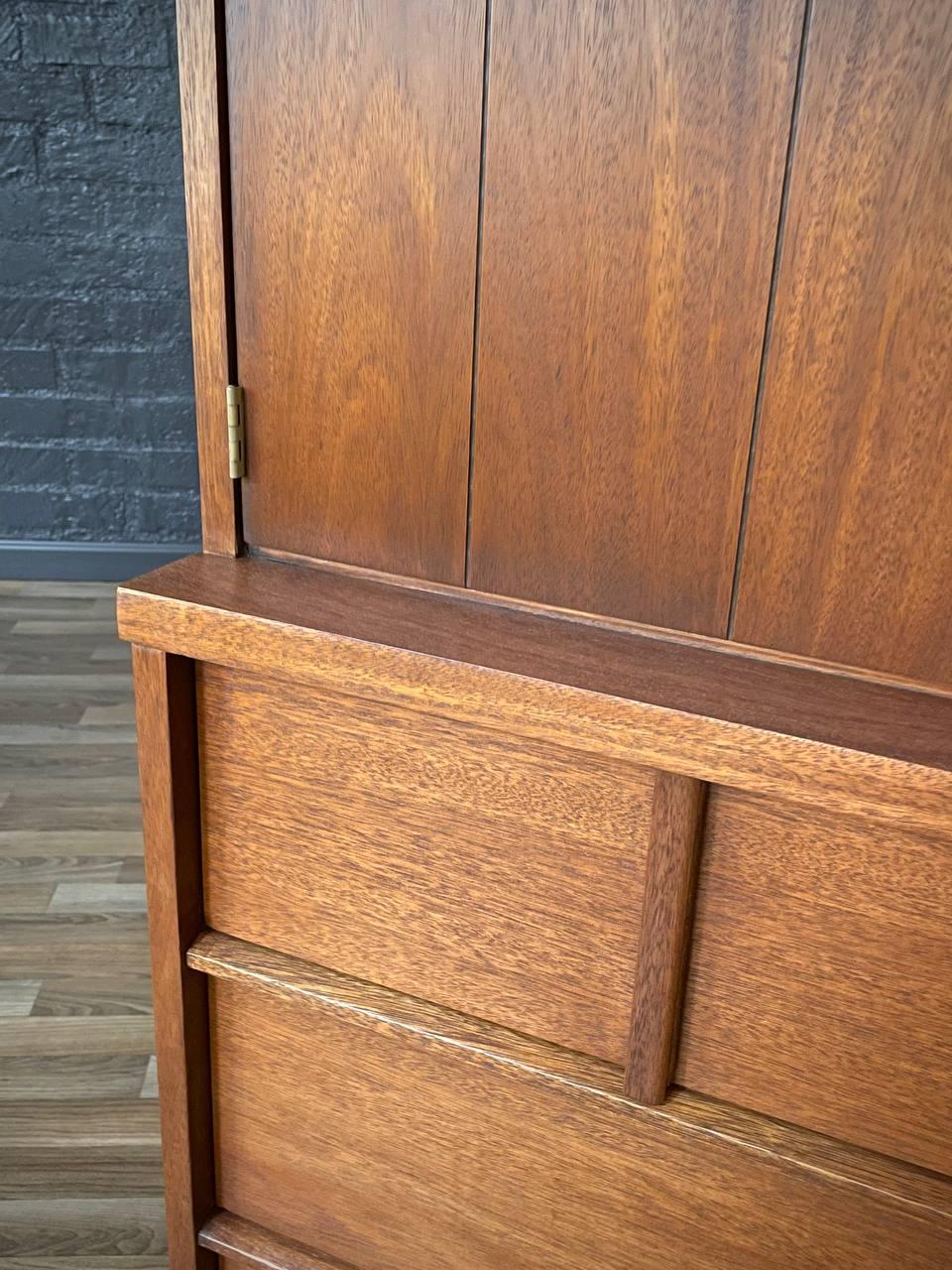 Metà XX secolo Appena rifinito - Comò Highboy moderno di metà secolo con accenti in ottone in vendita