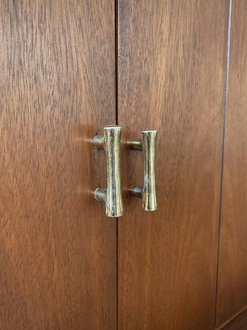 Ottone Appena rifinito - Comò Highboy moderno di metà secolo con accenti in ottone in vendita