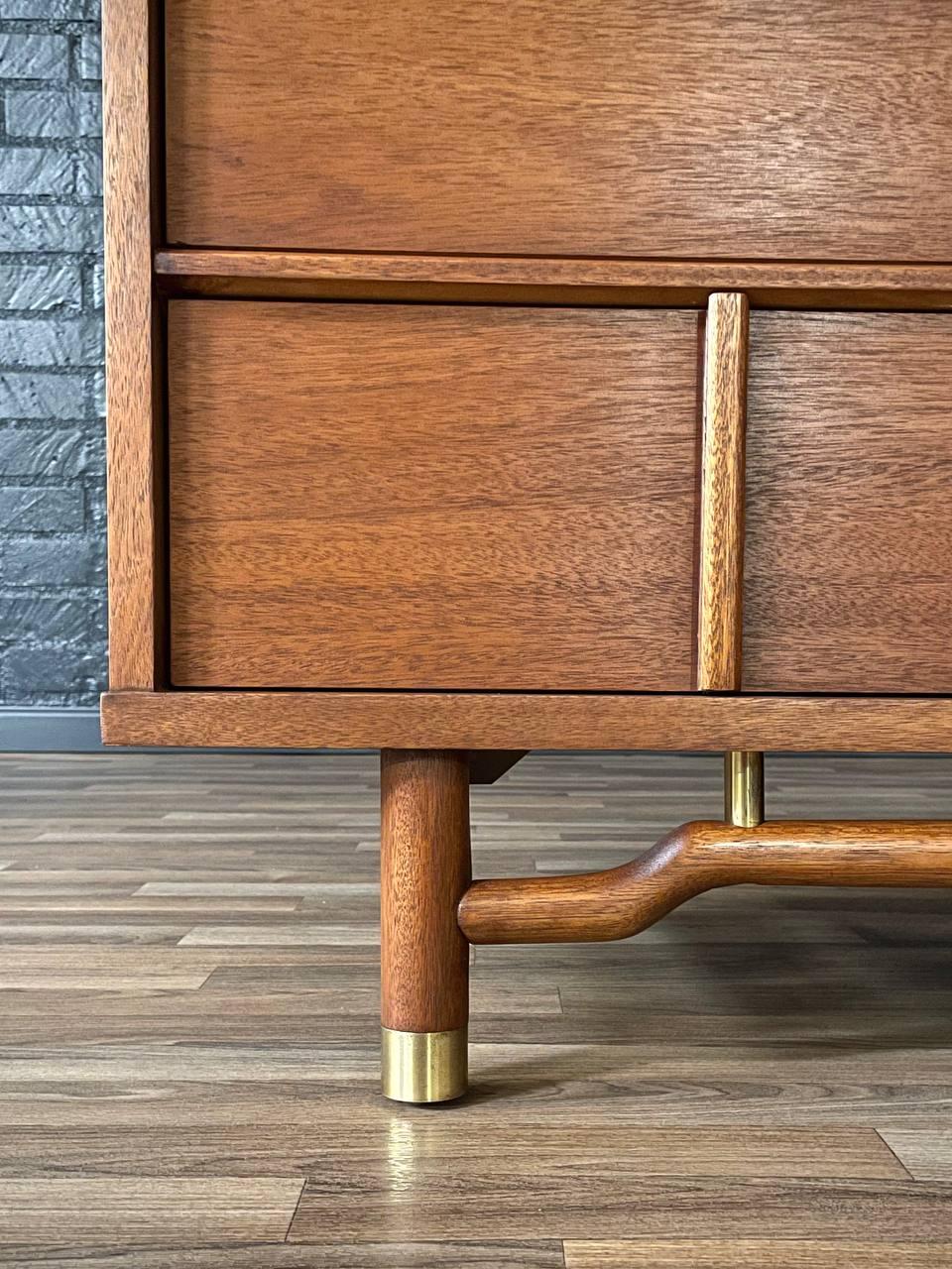 Appena rifinito - Comò Highboy moderno di metà secolo con accenti in ottone in vendita 1