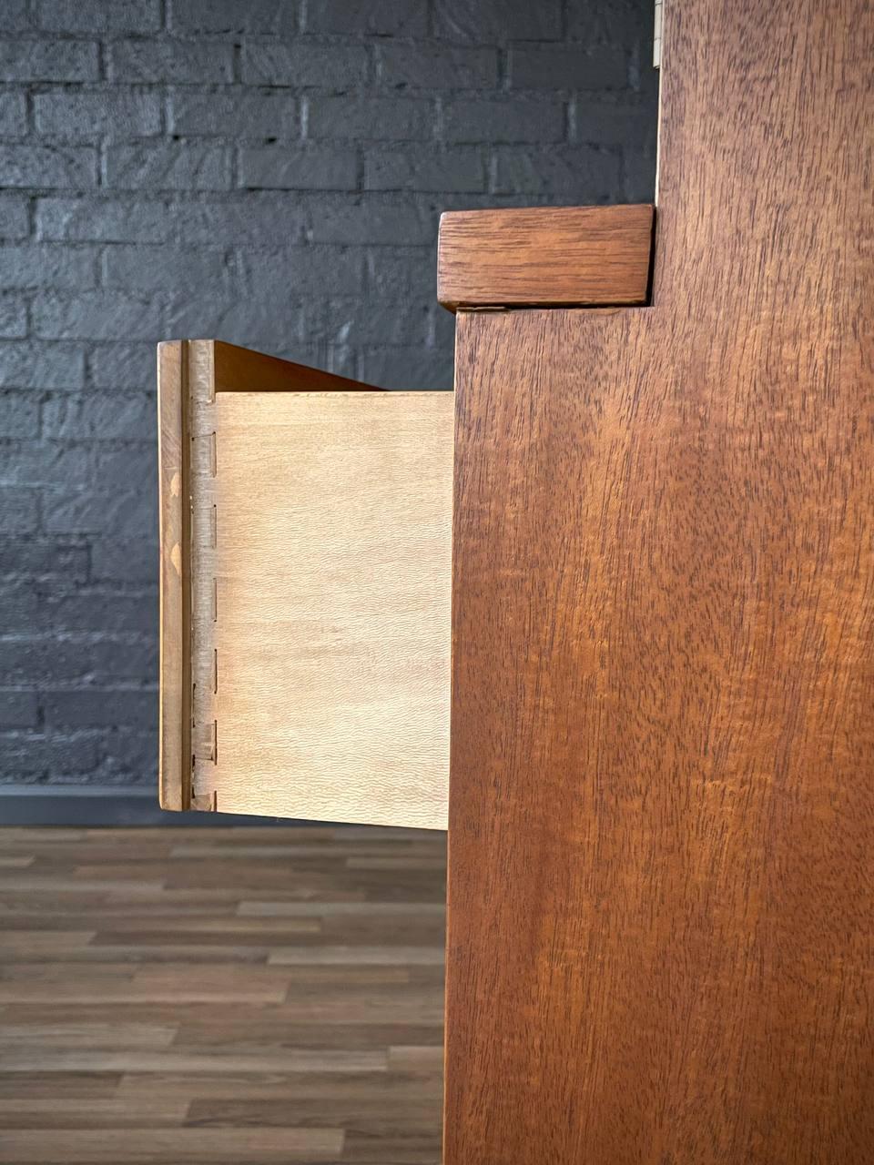 Appena rifinito - Comò Highboy moderno di metà secolo con accenti in ottone in vendita 2