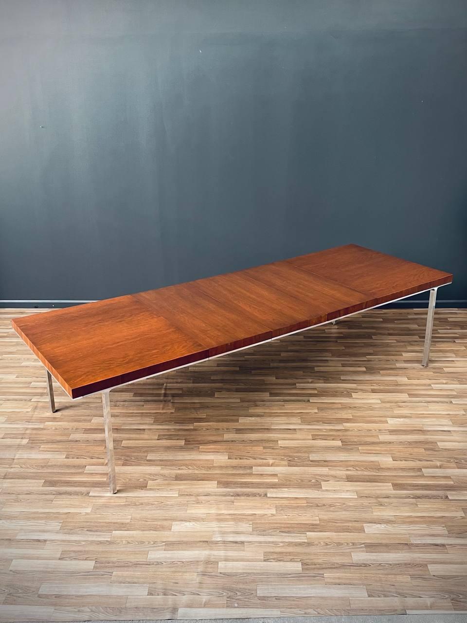 Newly Refinished - Mid-Century Modern Large Expanding Dining Table  In Excellent Condition For Sale In Los Angeles, CA