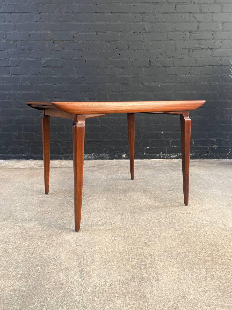 English Newly Refinished - Mid-Century Modern “Link” Expanding Teak Dining Table For Sale