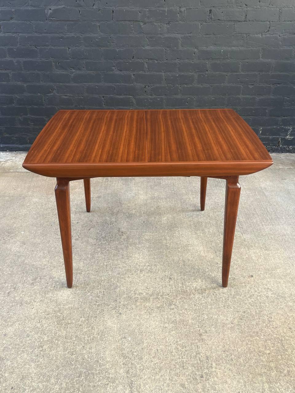 Newly Refinished - Mid-Century Modern “Link” Expanding Teak Dining Table In Excellent Condition For Sale In Los Angeles, CA