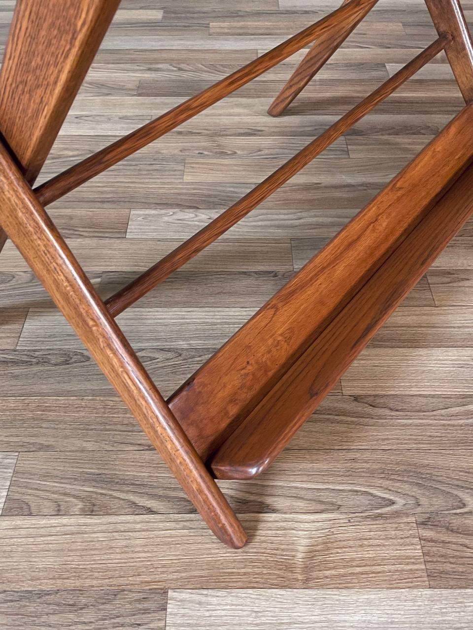 Nouvellement repeint - Table d'appoint pour porte-revues moderne du milieu du siècle avec plateau en liège en vente 3
