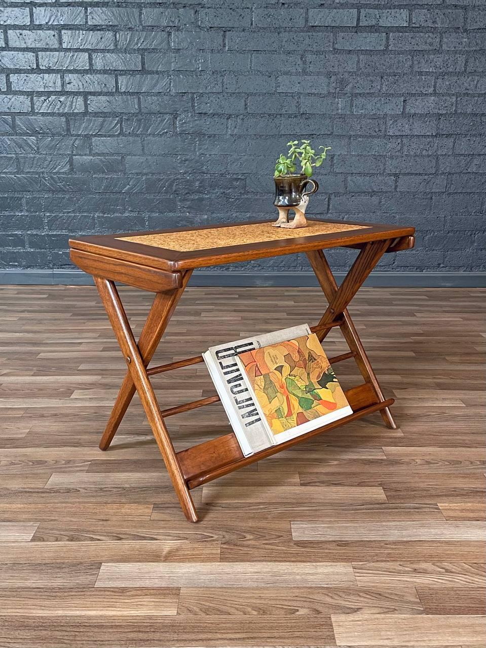 Mid-Century Modern Nouvellement repeint - Table d'appoint pour porte-revues moderne du milieu du siècle avec plateau en liège en vente