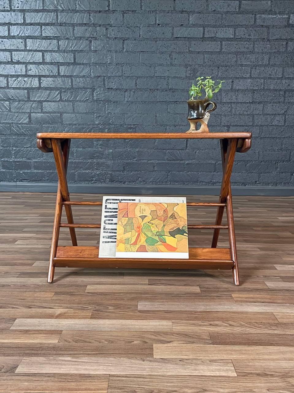 Nouvellement repeint - Table d'appoint pour porte-revues moderne du milieu du siècle avec plateau en liège Excellent état - En vente à Los Angeles, CA