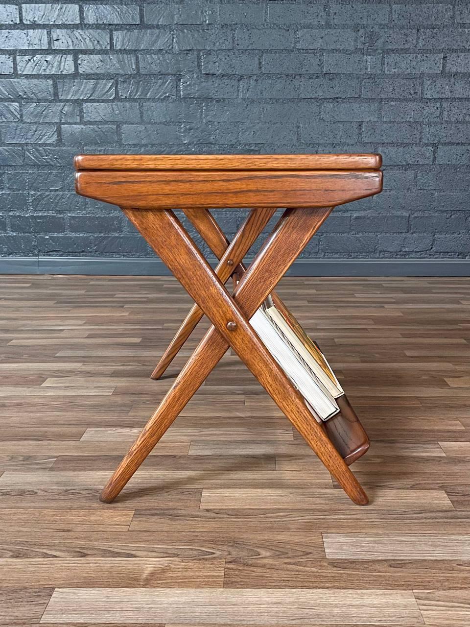 Milieu du XXe siècle Nouvellement repeint - Table d'appoint pour porte-revues moderne du milieu du siècle avec plateau en liège en vente