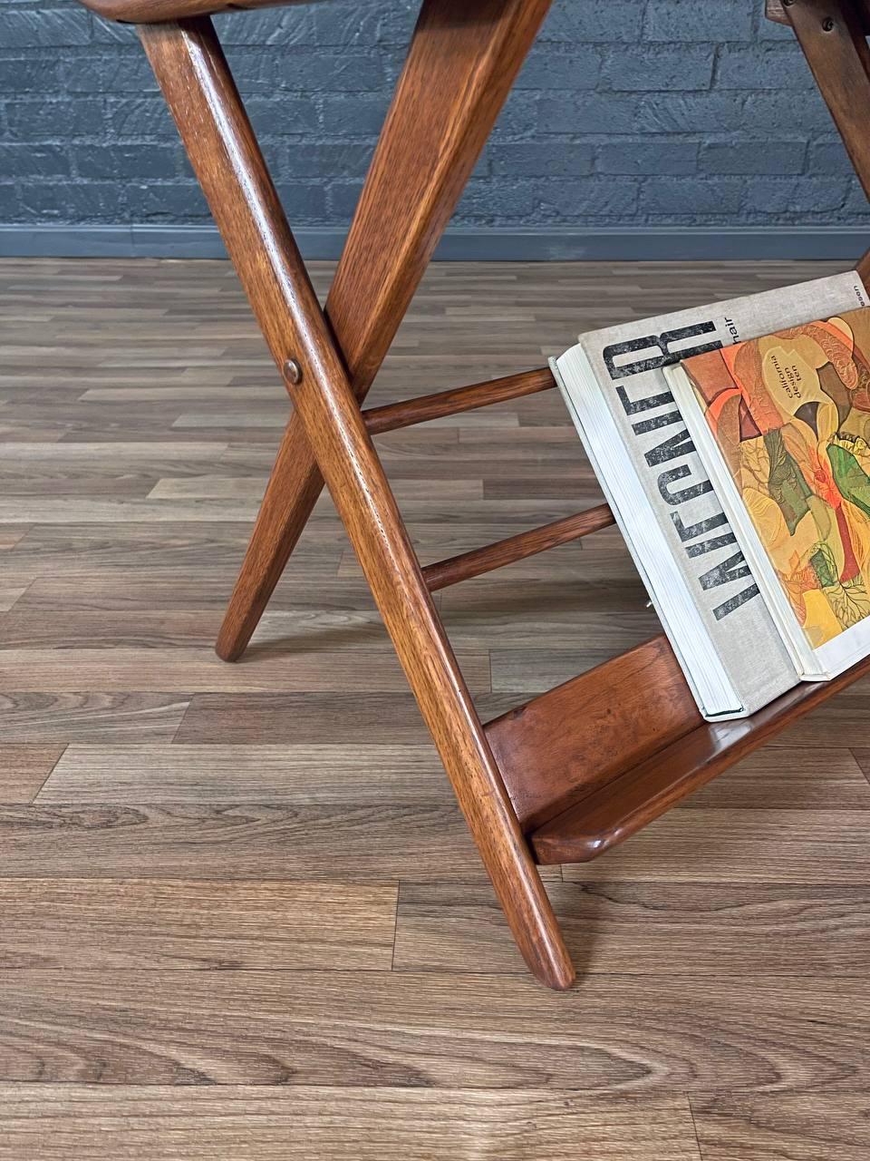Noyer Nouvellement repeint - Table d'appoint pour porte-revues moderne du milieu du siècle avec plateau en liège en vente