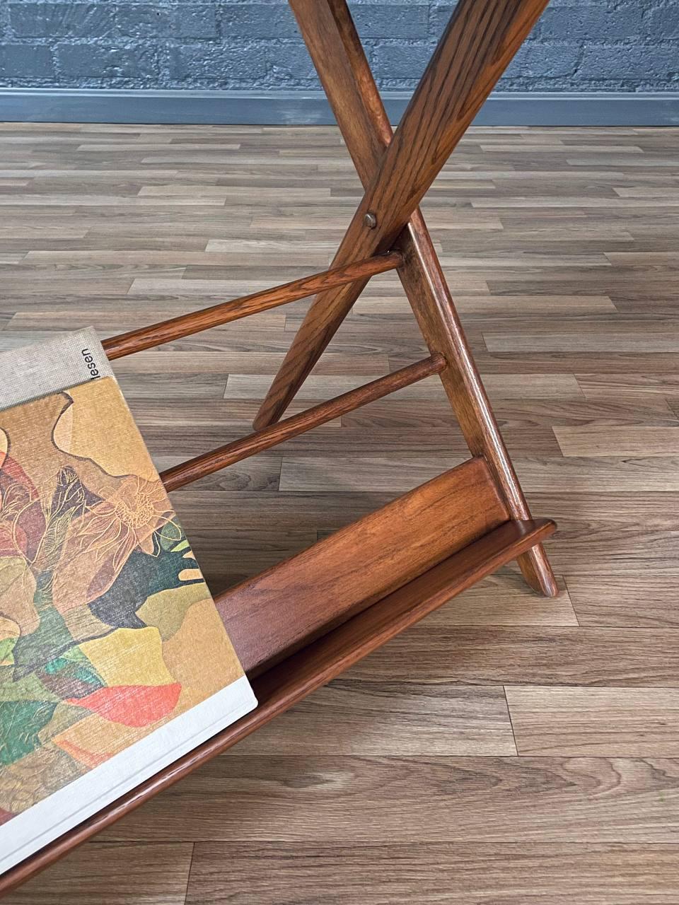 Nouvellement repeint - Table d'appoint pour porte-revues moderne du milieu du siècle avec plateau en liège en vente 1