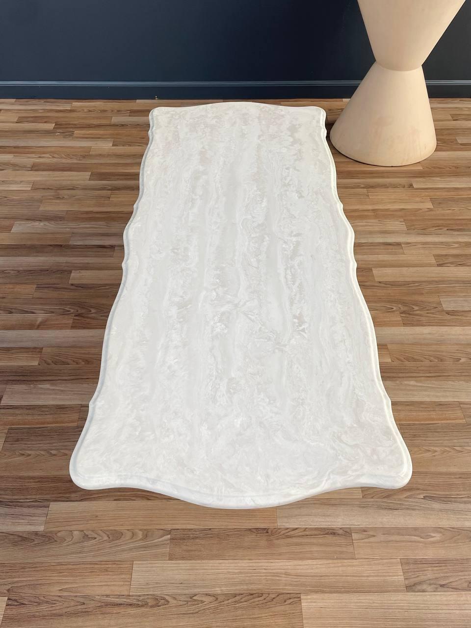 Neu lackierter moderner Couchtisch aus Marmor und Nussbaum aus der Jahrhundertmitte (amerikanisch) im Angebot