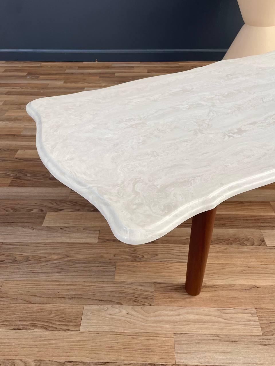 Neu lackierter moderner Couchtisch aus Marmor und Nussbaum aus der Jahrhundertmitte im Zustand „Hervorragend“ im Angebot in Los Angeles, CA
