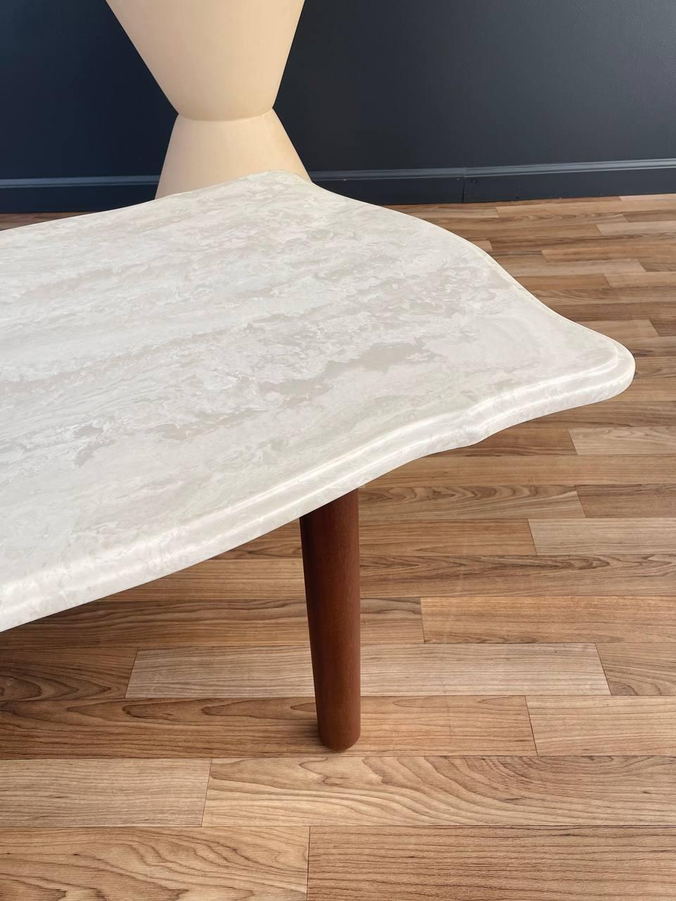 Neu lackierter moderner Couchtisch aus Marmor und Nussbaum aus der Jahrhundertmitte (Mitte des 20. Jahrhunderts) im Angebot