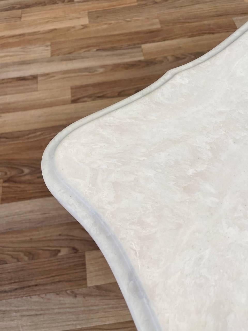 Neu lackierter moderner Couchtisch aus Marmor und Nussbaum aus der Jahrhundertmitte im Angebot 1