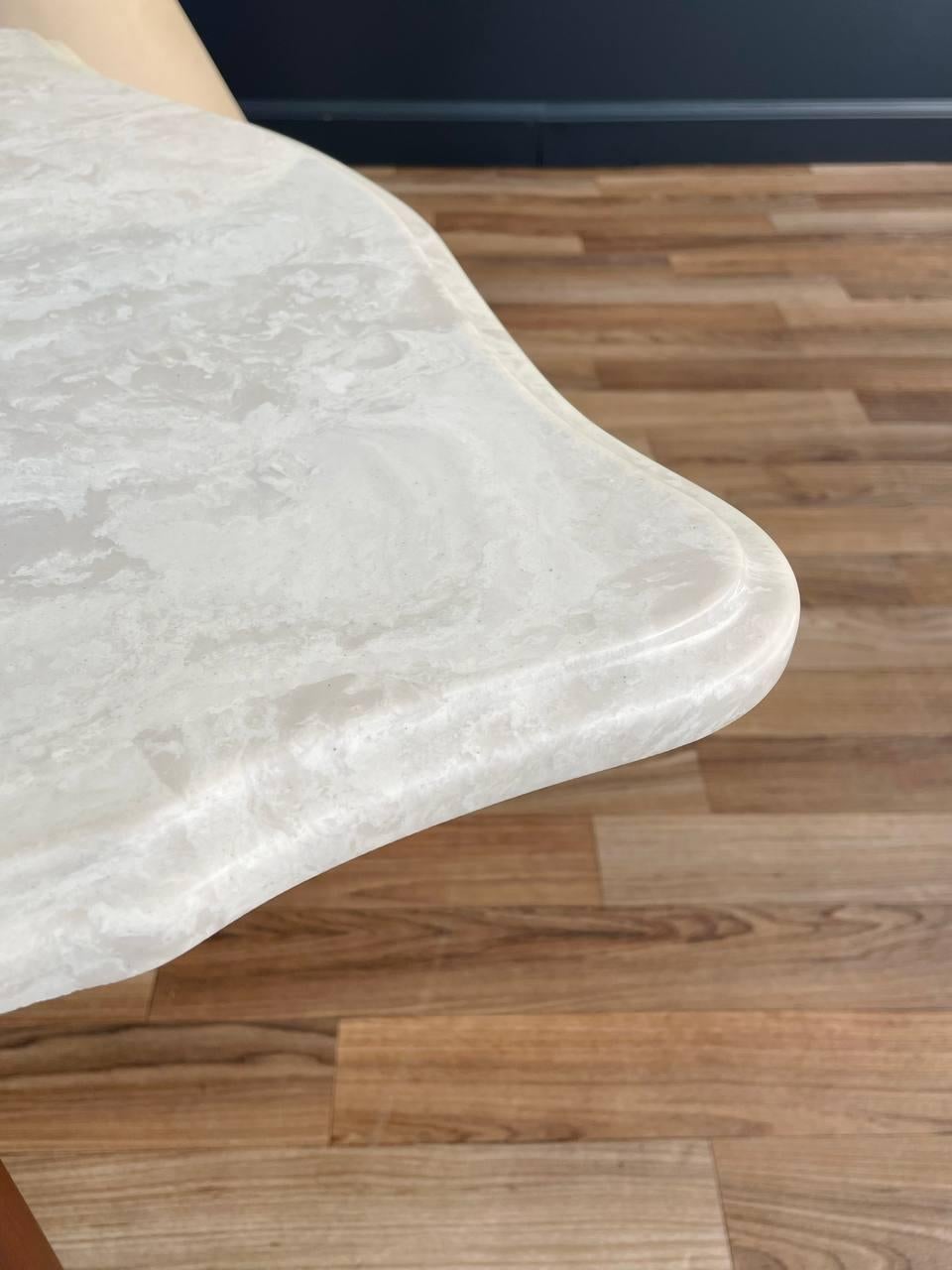 Neu lackierter moderner Couchtisch aus Marmor und Nussbaum aus der Jahrhundertmitte im Angebot 2