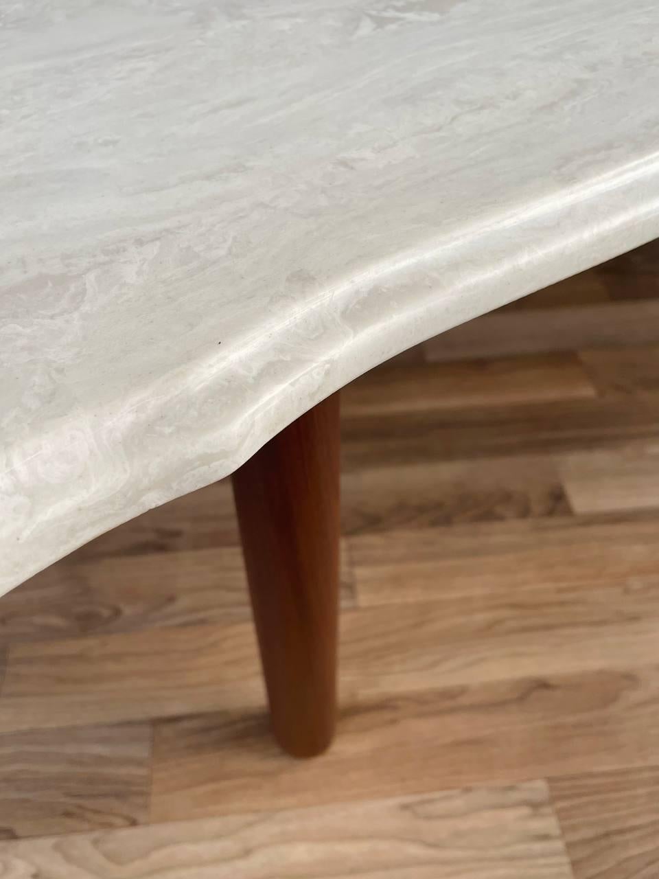 Neu lackierter moderner Couchtisch aus Marmor und Nussbaum aus der Jahrhundertmitte im Angebot 3