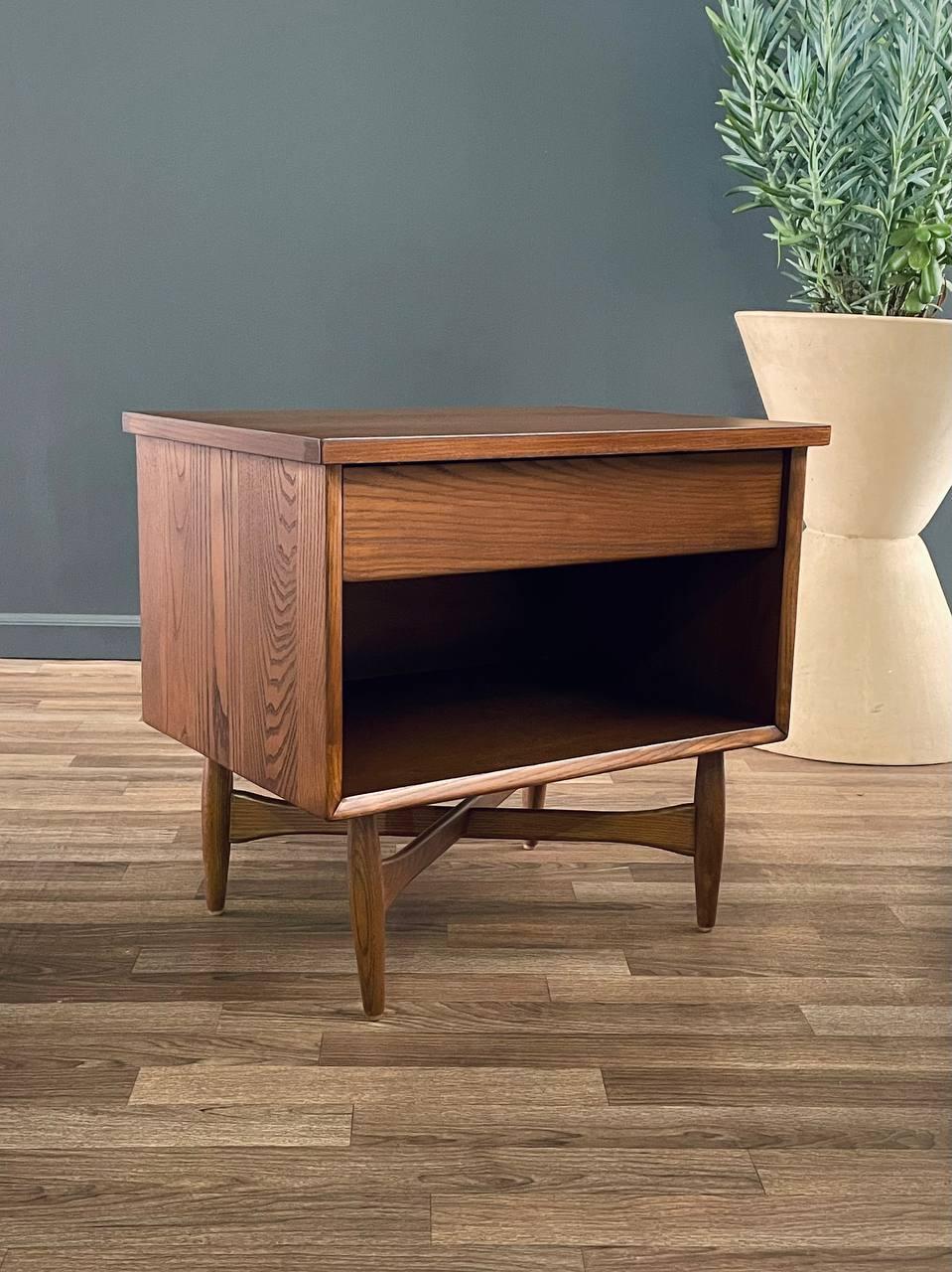 Condition: Expertly Refinished 

Materials: Walnut-Stained Oak Wood

With over 15 years of experience, our workshop has followed a careful process of restoration, showcasing our passion and creativity for vintage designs that can seamlessly be