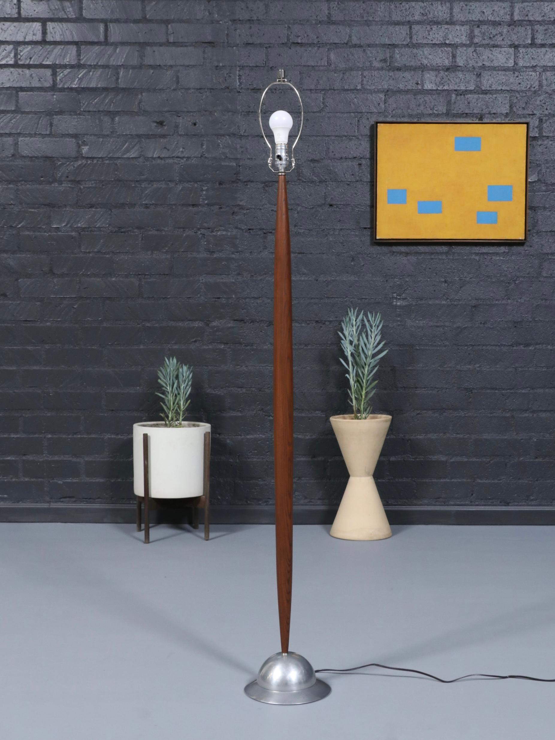 Mid-Century moderno Newly Refinished - Mid-Century Modern Oak & Aluminum Floor Lamp in vendita
