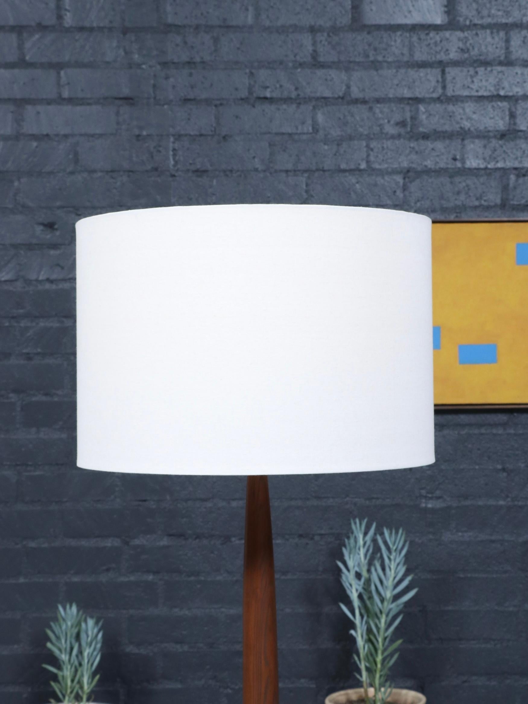 Newly Refinished - Mid-Century Modern Oak & Aluminum Floor Lamp In condizioni ottime in vendita a Los Angeles, CA