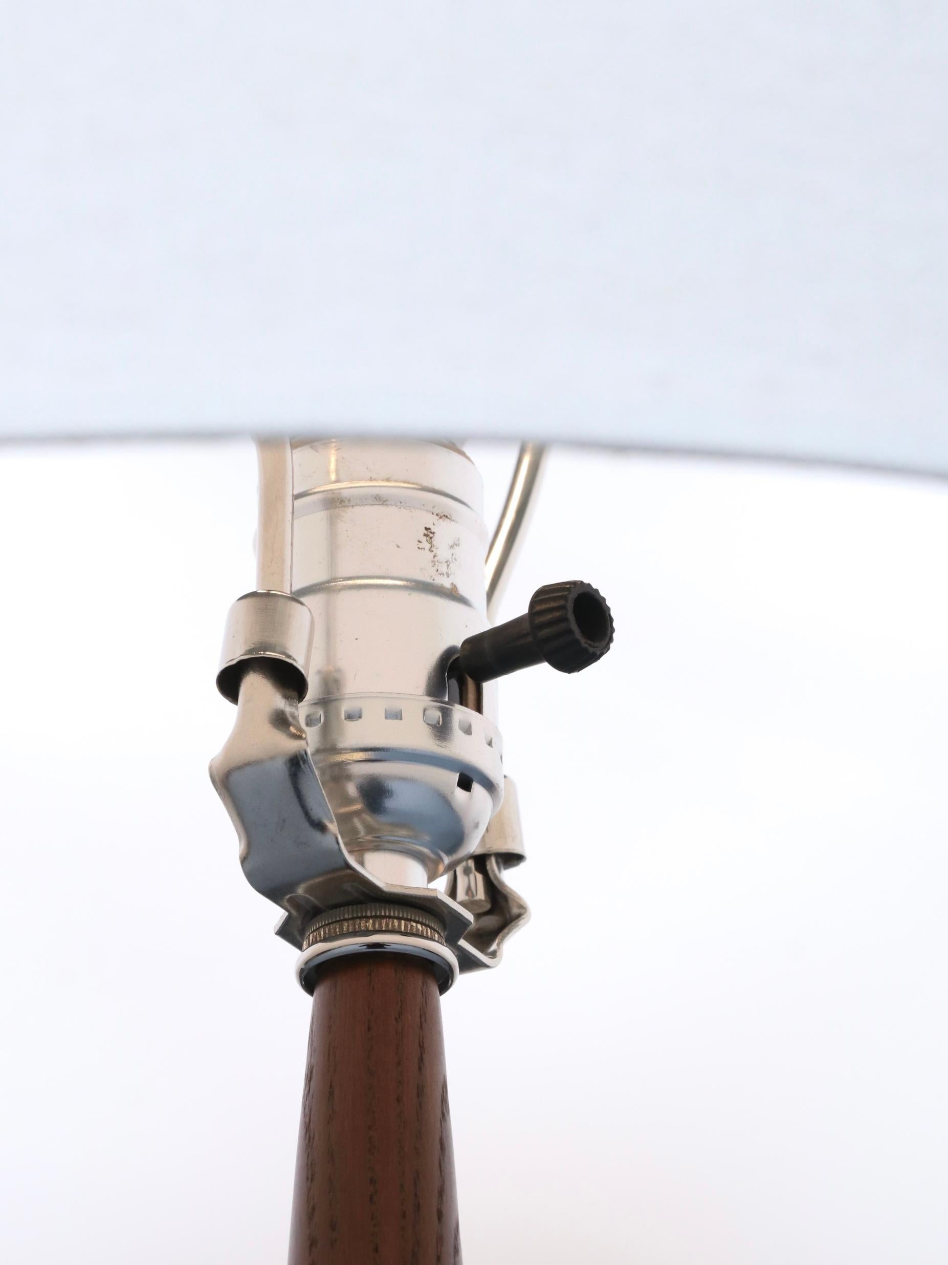 Metà XX secolo Newly Refinished - Mid-Century Modern Oak & Aluminum Floor Lamp in vendita