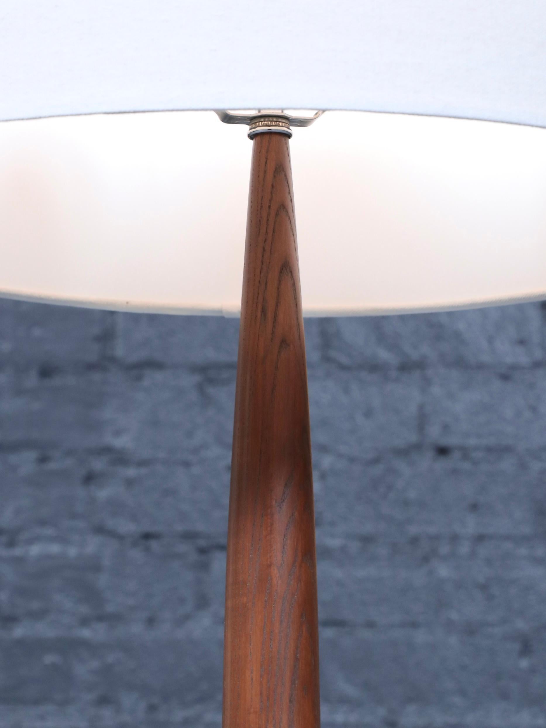 Alluminio Newly Refinished - Mid-Century Modern Oak & Aluminum Floor Lamp in vendita