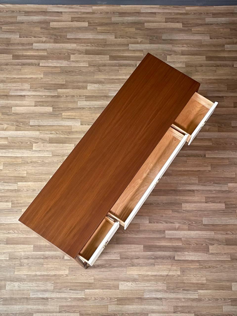 Metà XX secolo Comò moderno di metà secolo Panorama, laccato in due tonalità, in noce, appena rifinito in vendita